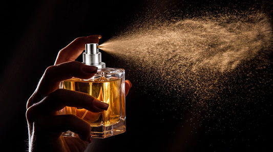 Vaporisation d'un parfum riche en notes de fond et fixateurs