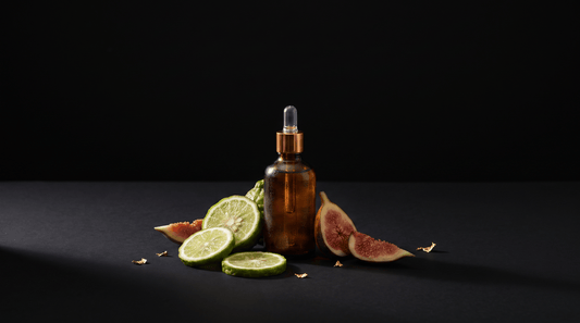 Flacon de fragrance entouré de figue et de bergamote pour créer son parfum maison.